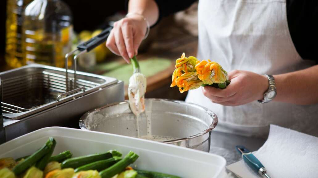 where to eat the best fried zucchini flowers - dove mangiare i migliori fiori di zucca fritti