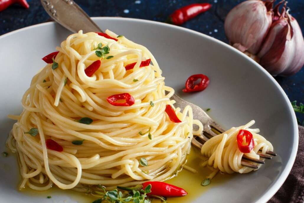 garlic, oil and chili pepper spaghetti