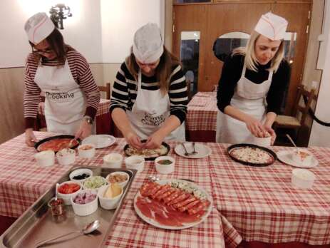Authentic roman pizza class in Trastevere
